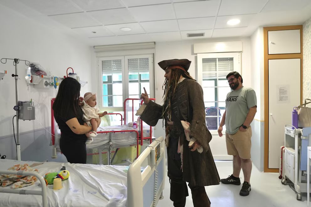 Johnny Depp sorprende a los niños con cáncer del Hospital Niño Jesús vestido de Capitán Jack Sparrow el día de ayer 🥹❤️✨