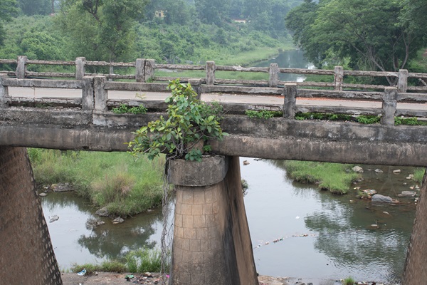 Bridges fall. Tunnels flood. No one is held accountable.
India’s infra isn’t just breaking—it’s barely being built right.

<a href="/SharmilaChavaly/">Sharmila</a> writes for @91BasisPoint: basispointinsight.com/Story/Home/why…

#IndiaInfraCrisis #BridgeCollapse #InfraAccountability #PPPFailures #FixInfrastructure