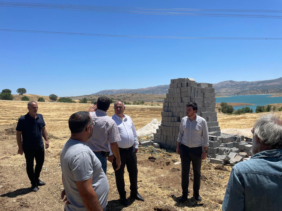 İl Müdürümüz, Arıcak İlçe Müdürlüğümüzü ziyaret ederek İlçe Müdürümüz ve personelle bir araya geldi. Ardından Alacakaya ilçesine geçerek Alacakaya İlçe Müdürü ile birlikte Çataklı Köyü’nde, Burhan İçen tarafından yapımı sürdürülen 80 başlık büyükbaş ahırında incelemelerde bulundu