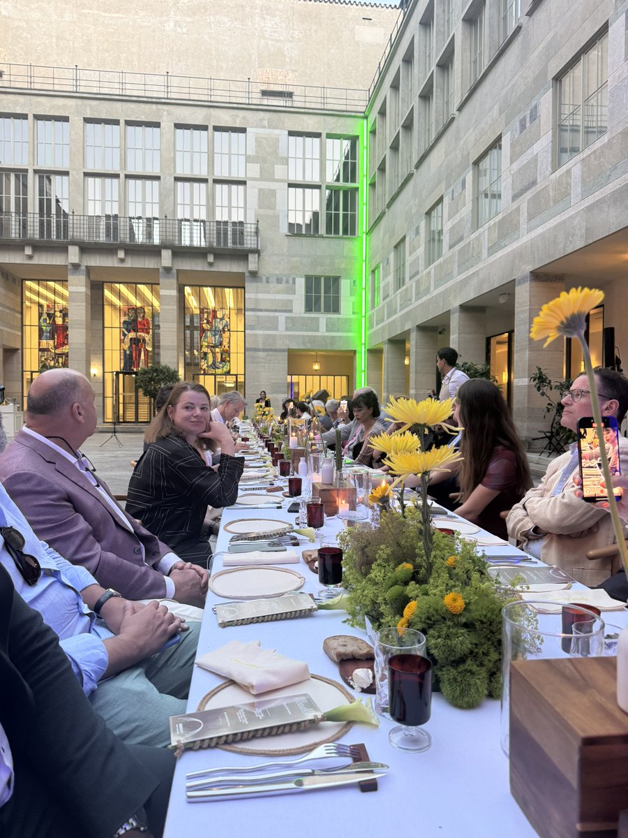 alastairjwalker's tweet image. Gm
Last night @SiggArtFdn held a fabulous dinner sponsored by @AspreyStudio at @kunstmuseumbs special thanks to @SiggMaurine for dealing with me 😂 . For those who don’t know Sigg Foundation is a huge champion of digital art 🖼️