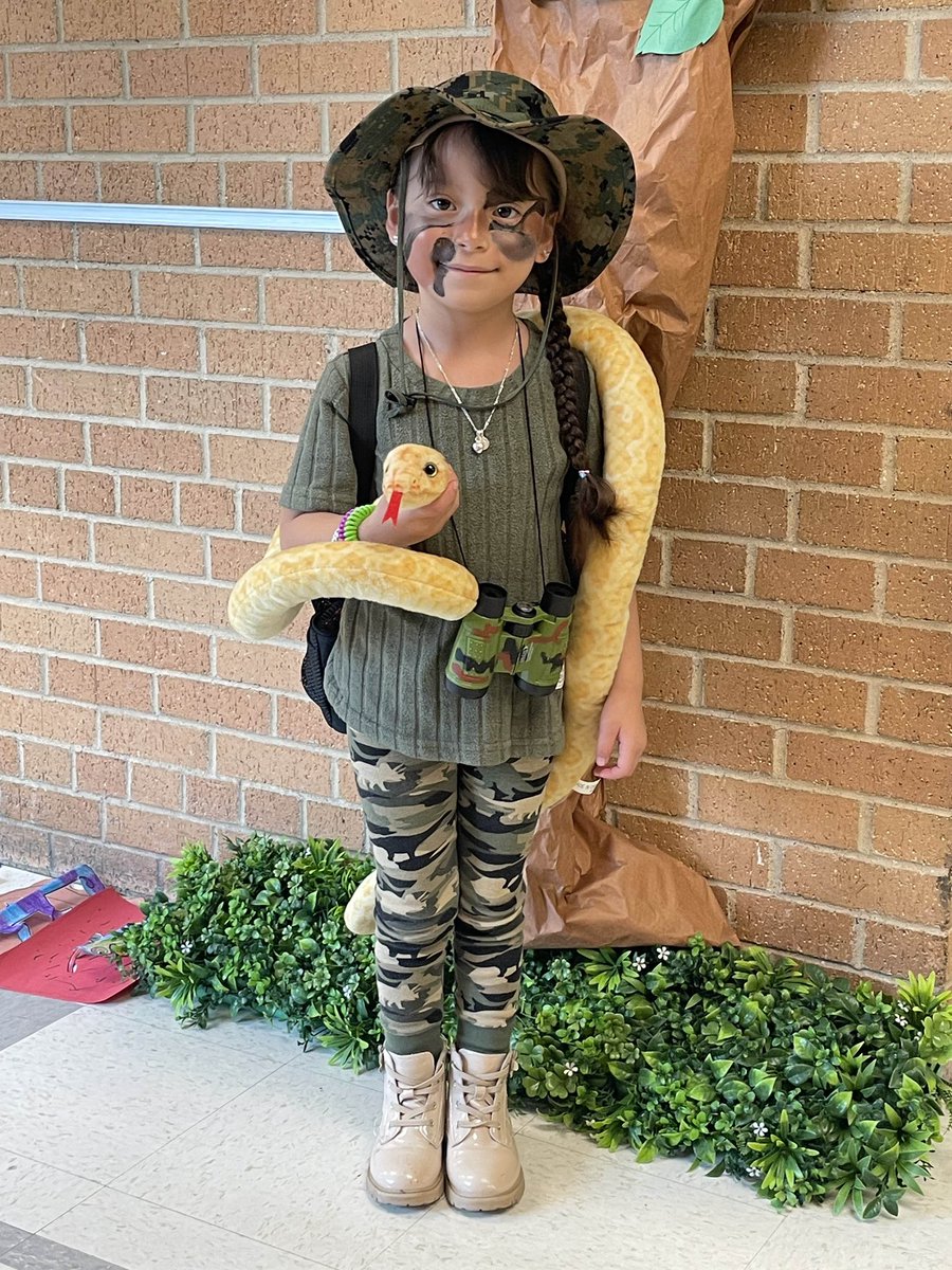 JoeMay_MAS's tweet image. Our dress up theme this week was “Jungle Tracker.” We dressed up in camo and earth tones like a tracker on a wildlife tracking mission!!
#SummerCool2025 @DisdELO
