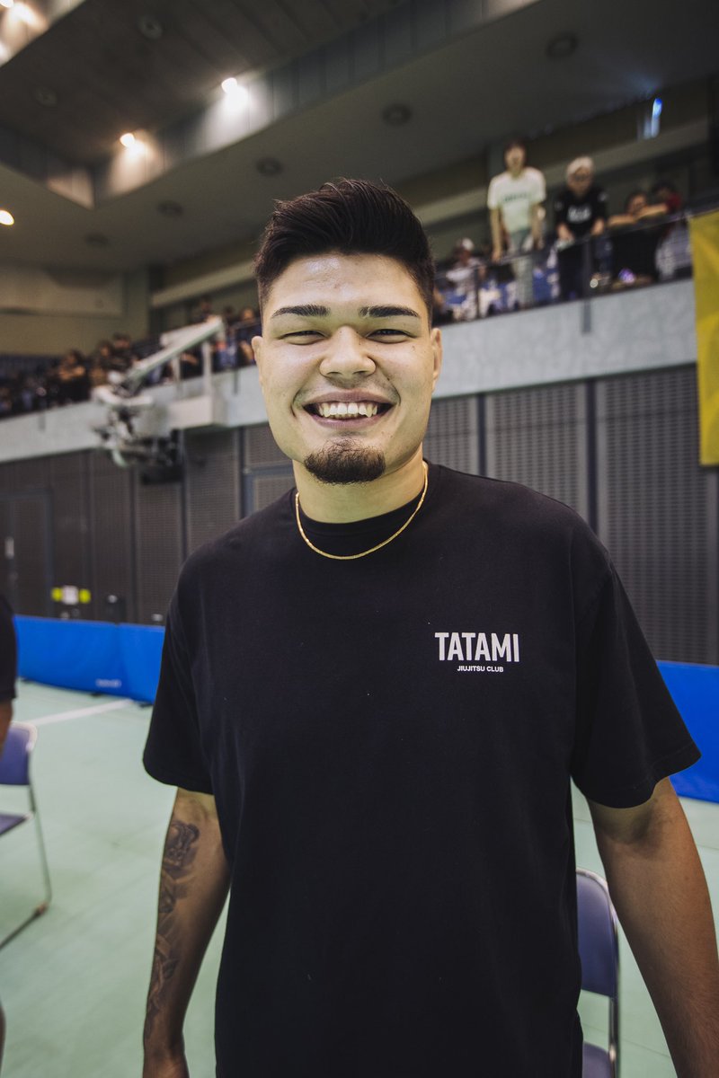 最初にちゃんと病院行ったとき、
「もうMMAはもちろん、柔術の試合にも出ない方がいい」って言われて。
隣でショック受けてる奥さん見ながら、
自分にも奥さんにも「でも指導はできるから、それでいいじゃん」って言い聞かせて、必死に我慢してた。

あれから7ヶ月。