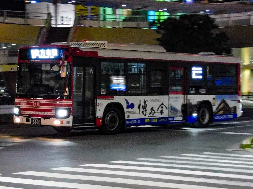 京阪バス 高槻N-6370 公式側に「博乃会」のハーフラッピングが施され