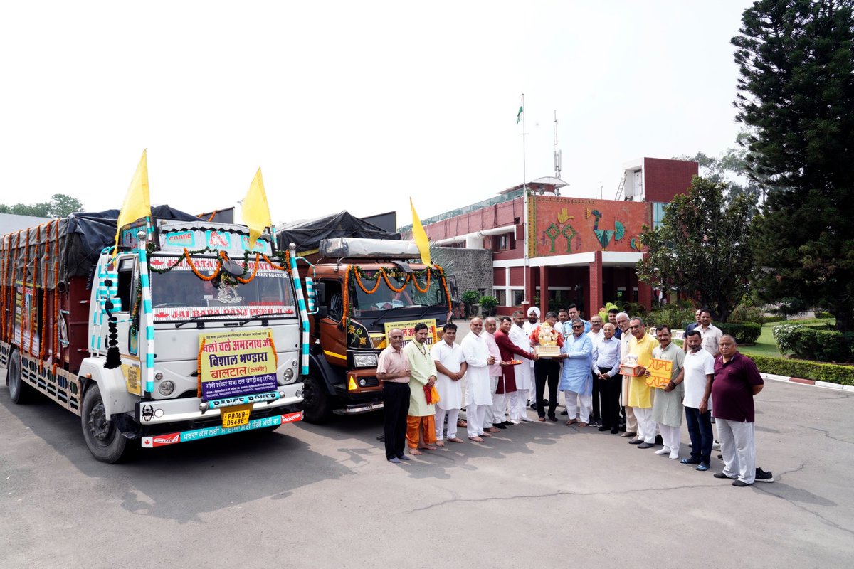 Flagged off the trucks for Amarnath Langar Seva from Punjab Raj Bhavan today. 
Heartfelt appreciation to Gauri Shankar Seva Dal Gaushala, Sector 45, for their dedicated contribution to this noble cause.

#AmarnathYatra #LangarSeva #PunjabRajBhavan
