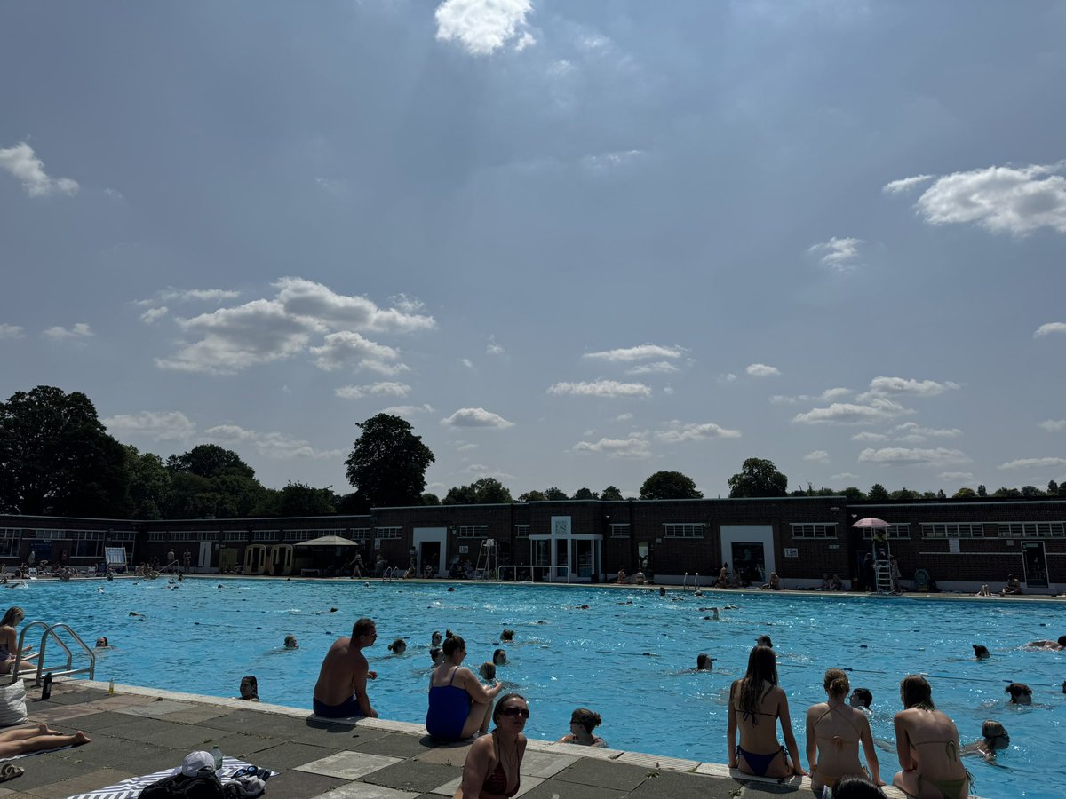 The joys of WFH on a sunny day 

#HerneHill #BrockwellLido