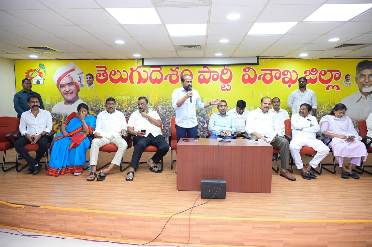parasu_raju's tweet photo. విశాఖపట్నం కేంద్రంగా ఈ నెల 21న జరగనున్న 11వ అంతర్జాతీయ యోగా దినోత్సవ వేడుకల ఏర్పాట్లపై సహచర మంత్రులతో కలసి ఎన్డీయే కూటమి  స్థానిక ప్రజాప్రతినిధులు, నాయకులు, కార్యకర్తలతో సమీక్ష సమావేశంలో పాల్గొన్న బిజెపి జిల్లా అధ్యక్షులు పరుశురామ రాజు గారు. @BJP4Andhra @BJP4Visakhapatn https://t.co/jATu196SnO