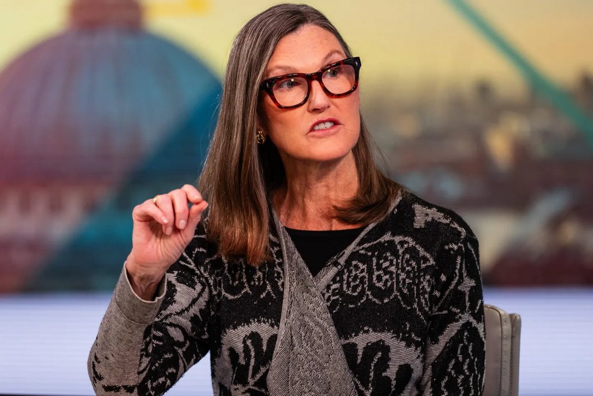 BoldExaltus's tweet image. This woman knows the market
She is the CEO of ARK Invest
She predicted the 2008 financial crisis before it hit & saved major firms from massive losses
In a recent interview, she revealed why 2025 is a golden year for investing
Her top investment picks: 👇