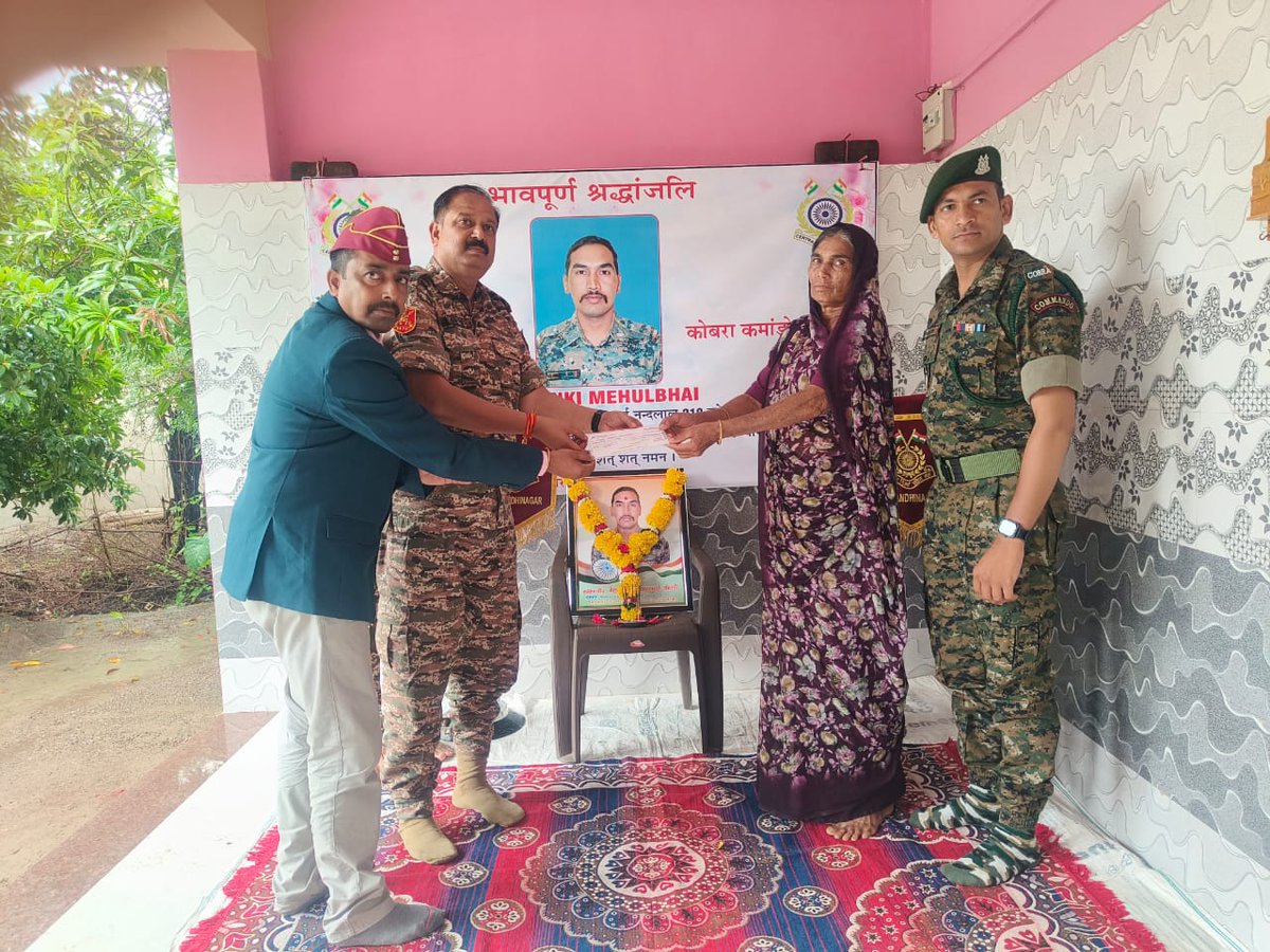 210Ops's tweet photo. Shaheed commando of 210 CoBRA  Solanki Mehul Nandlalbhai's mother Smt Solanki Nanuben Nandlalbhai was handed over
Personal Accidental Death Claim of Rs 60,00,000 by IDFC Bhavnagar barnch head in presence of CRPF officer and Cobra 210 representative. https://t.co/Z51yerD7CZ