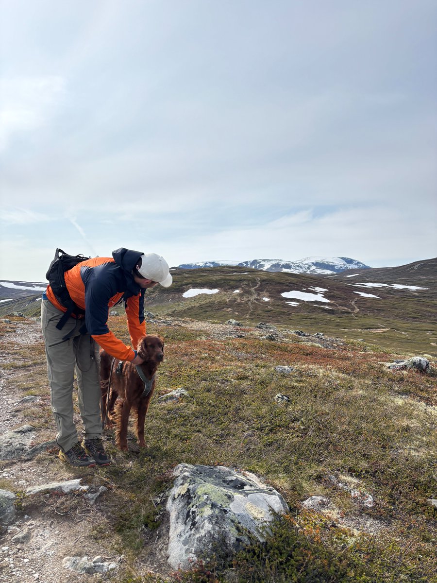 Last year, I sat at a local business awards event in Central Scotland. My friend was up for “Entrepreneur of the year”

Lukewarm catering. Cheap table wine. A radio DJ hosting.  Businesspeople hustling for recognition.

20 years ago, this would’ve been my entire world:

•