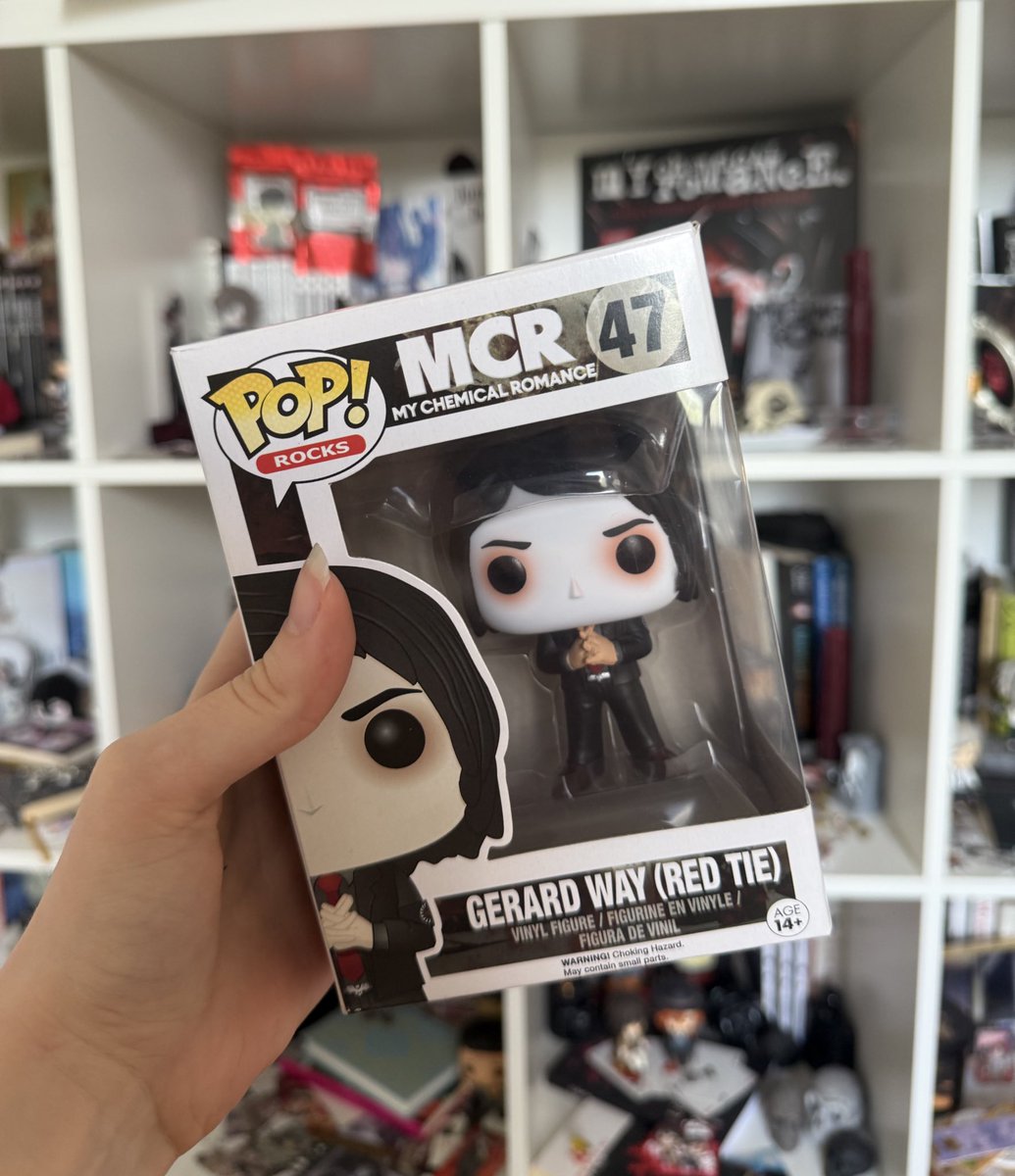 Moja kobieta jest największą fanką mojej szafki. Na drugą rocznicę dostałam od niej unikatowego Funko Popa Gerarda Waya z My Chemical Romance 😭