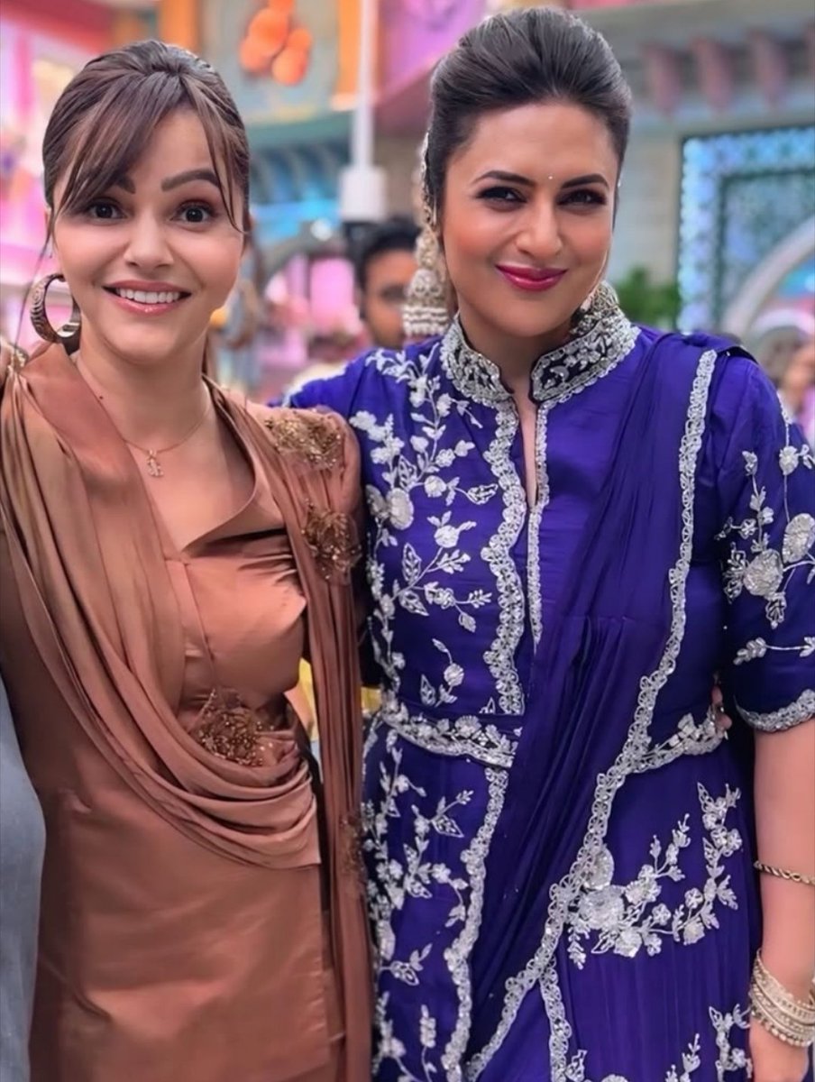 Rubinadilaik00's tweet photo. My Dream To See Them Together😭♥️
My favourites in one frame😍
.
.
#divyankatripathidahiya #divians #divyankatripathi #divyanka #Rubina #rubinadilaik #laughterchefs #laughterchef2 #divru #ishita #Soumya https://t.co/mHj2lRgOEA
