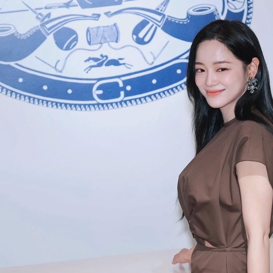 You know I use her pictures as my phone wallpaper and my life always full of lucky ,wonderful ,lets try it,you will get lucky things too.🤭☺️🤩❤️✨️
#KIMSEJEONG
