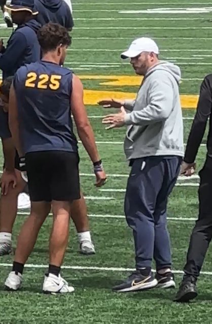 SemisiUluave's tweet image. 6'6" 235 Ibs DE with the academics for Cal. Fired up after an amazing Cal Football Camp! Brought the energy, competed hard, and learned from the best. Big thanks to @CalFootball for the opportunity — can’t wait to be back! 💙💛 #GoBears #CalFootball #CalGoldenBears #RecruitReady…