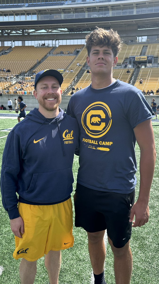 SemisiUluave's tweet image. 6'6" 235 Ibs DE with the academics for Cal. Fired up after an amazing Cal Football Camp! Brought the energy, competed hard, and learned from the best. Big thanks to @CalFootball for the opportunity — can’t wait to be back! 💙💛 #GoBears #CalFootball #CalGoldenBears #RecruitReady…