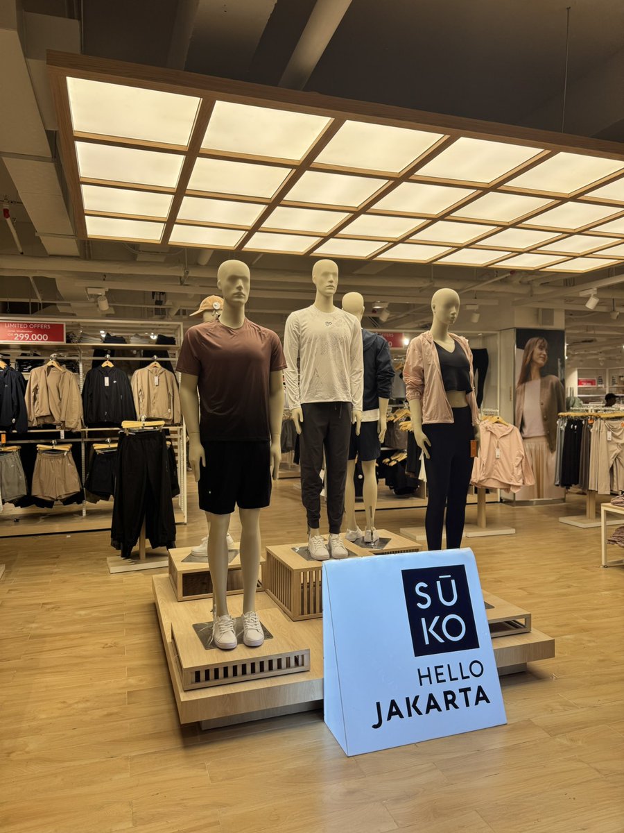 adnardn's tweet photo. Uniqlo? Bukan.
Ini SUKO, rebranding barunya Matahari. Lokasi di lt. 1 Blok M Plaza.

Secara design store dan looks produknya mirip BANGET sama Uniqlo tapi harga lebih murah (baju start from 99k).

Tapi jangan compare kualitas bahan ya☺️ https://t.co/AzzigmLcgR