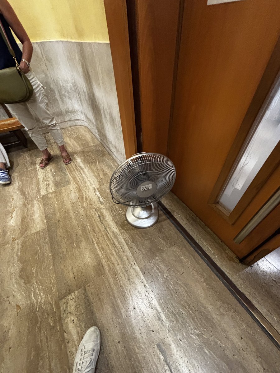 #Nimes tribunal correctionnel Climatiseur en panne audience chargée 50 personnes dans la salle d’audience 🥵un ventilateur pour tenter d’apporter un peu de fraîcheur #justice