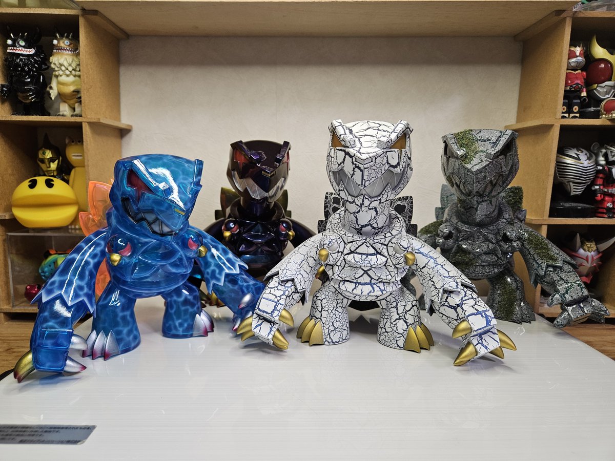 toshgosh4's tweet image. TOUMAさんデザインによるOneupさんのソフビ スカットル ゲンブ ペインターネットカスタム彩色です。
なっ、なんと抽選に当たったぁ!!!
今回は落ち着いたカラーで大人な感じで渋カッコいい。
よいですねぇ。
TOUMA × Oneup × ペインターネット のコラボって最高過ぎる!我が家の家宝が増えました。