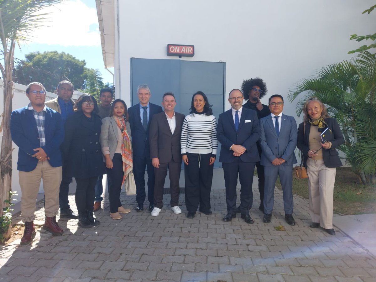 L’Ambassadeur Arnaud Guillois et la Maire de la #CUA, Mme Harilala Ramanantsoa, ont visité la maison ONY.
🎬🎮✏️ Lieu d’innovation #ICC, ONY accompagne la #jeunesse malgache dans les domaines du cinéma, de l’animation et du jeu vidéo.
#Culture #Créativité #Madagascar 🇲🇬