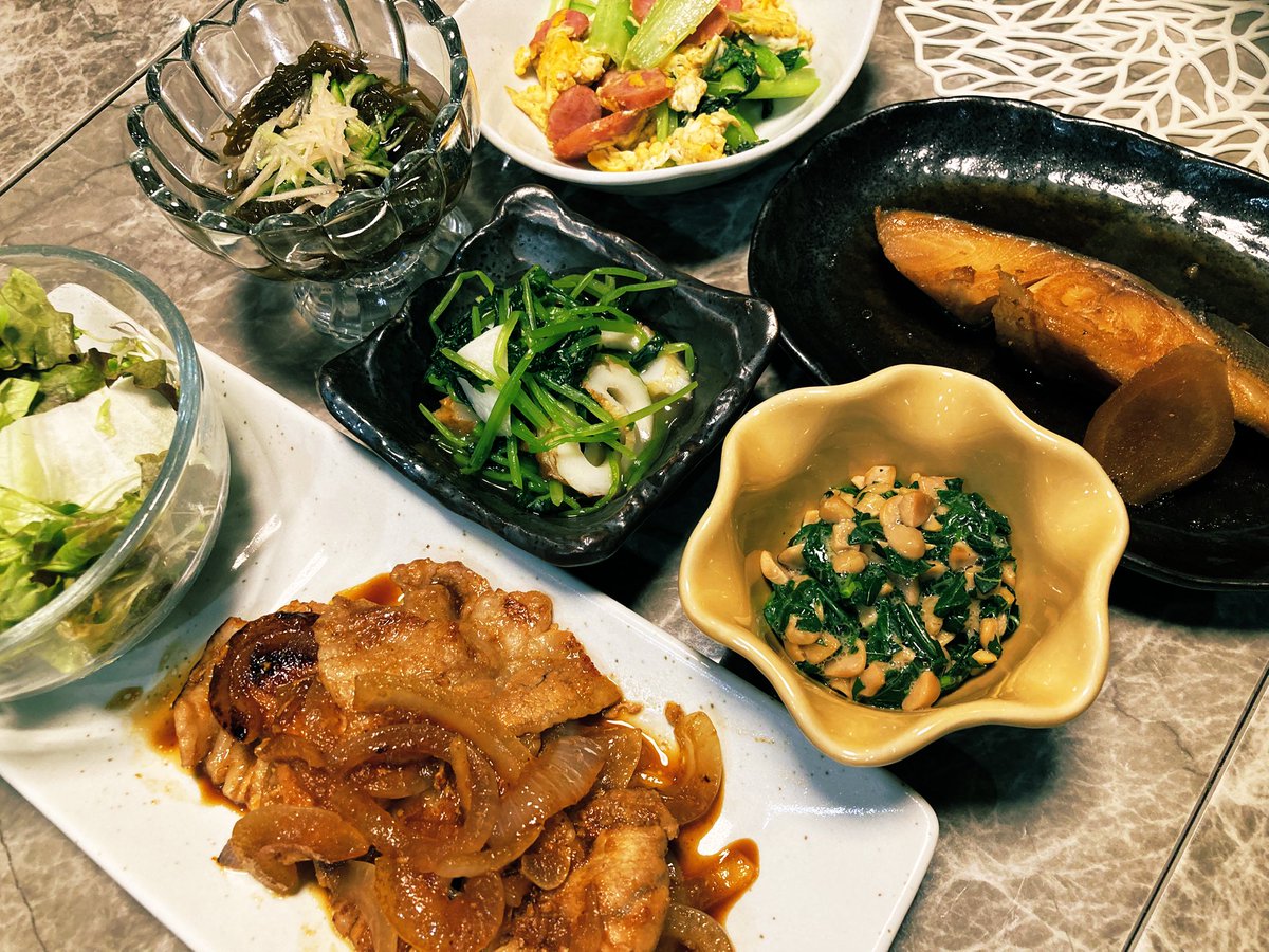 お疲れ様です⭐️
毎日暑い🥵しか言葉がでません

今日の夕飯🥢
❤︎豚ロースの焼肉タレ焼き
❤︎銀鱈煮付け
❤︎小松菜卵炒め
❤︎三つ葉竹輪の辛子和え
❤︎もずく酢
❤︎納豆モロヘイヤ

#おうちごはん 
#夕飯 
#晩酌