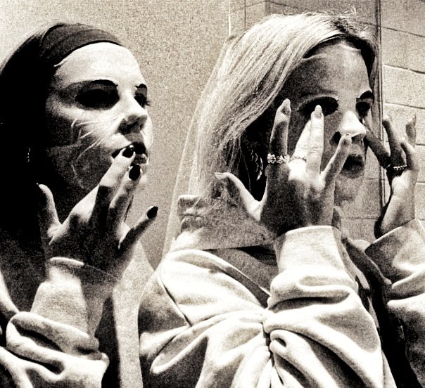 1edrame's tweet image. если вы не изгоняли воспоминания о бывших с помощью розовых чар и песен сирен на максимуме, не знаю, как вы живёте. 🙂‍↕️ надеюсь, все экс- почувствовали, как мы сегодня с евой провели очищение. спальня пахнет драмой и свободой. 💅🏻