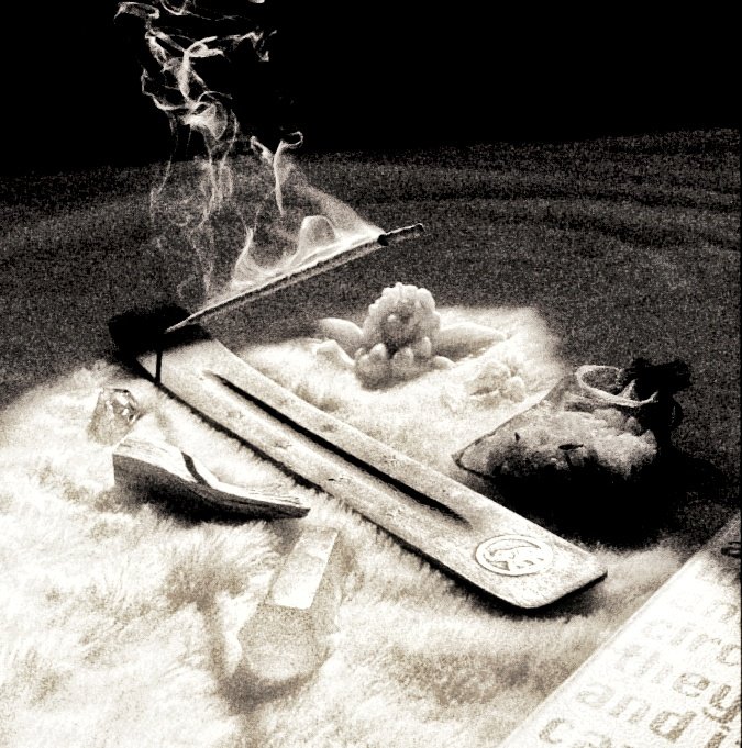 1edrame's tweet image. если вы не изгоняли воспоминания о бывших с помощью розовых чар и песен сирен на максимуме, не знаю, как вы живёте. 🙂‍↕️ надеюсь, все экс- почувствовали, как мы сегодня с евой провели очищение. спальня пахнет драмой и свободой. 💅🏻