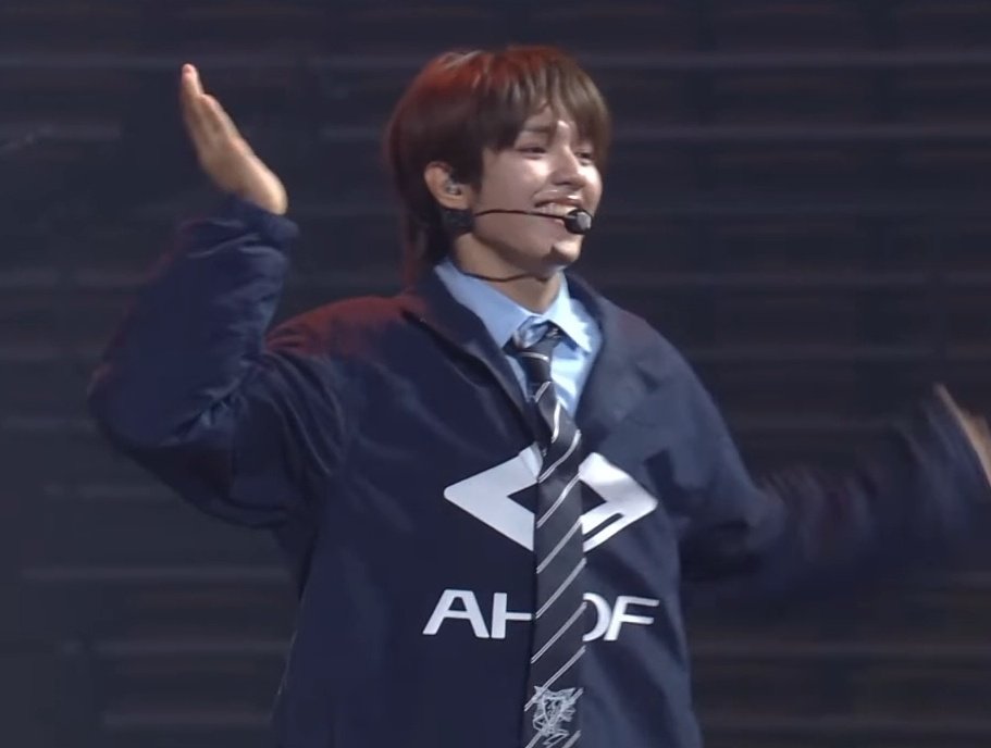 MYJLGSTAR's tweet photo. the amount of fansite photos and fancams of jl im seeing on my feed AAAAHHH MY SHINING STAR YOU'VE REALLY COME SO FAR 🥺 https://t.co/5ev0tz2zUS