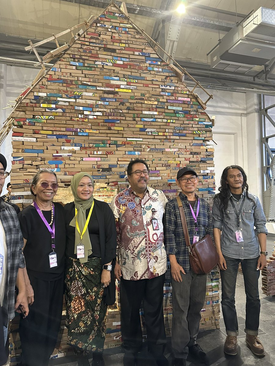 Prastowo Yustinus (@prastow) on Twitter photo Senang sekali jumpa Uda <a href="/damhurimuhammad/">damhuri muhammad</a> di pembukaan Jakarta Provoke 2025. Ini adalah pameran seni oleh 19 seniman dan kurator di Pos Bloc, dalam rangka memeriahkan ulang tahun Jakarta.
Silakan hadir dan nikmati indahnya karya seni mereka 🔥👏 Senang sekali jumpa Uda <a href="/damhurimuhammad/">damhuri muhammad</a> di pembukaan Jakarta Provoke 2025. Ini adalah pameran seni oleh 19 seniman dan kurator di Pos Bloc, dalam rangka memeriahkan ulang tahun Jakarta.
Silakan hadir dan nikmati indahnya karya seni mereka 🔥👏