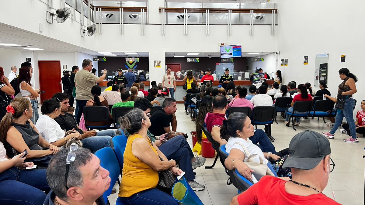 🔐 Cuidamos tu seguridad financiera, la Reacción Bancaria de la Policía Nacional, junto a Seguridad Ciudadana y el equipo de comunicaciones de la Alcaldía, desarrollan una campaña preventiva contra el hurto a entidades financieras.
💬 A través de charlas pedagógicas👮🏻‍♀️