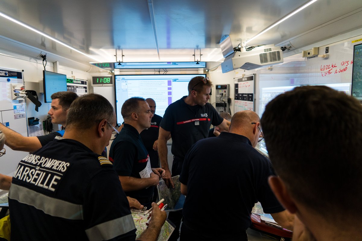 Pompiers_13's tweet photo. #Exercice

L'interservices est au cœur du quotidien des #Pompiers13, encore plus lorsque l'on parle de #FeuxdeForêt ! 🌳

Aujourd'hui, un exercice commun avec les @MarinsPompiers a été réalisé sur simulateurs, avec postes de commandement ⚡

📍 Centre de formation départemental https://t.co/GB3J3LX2uZ