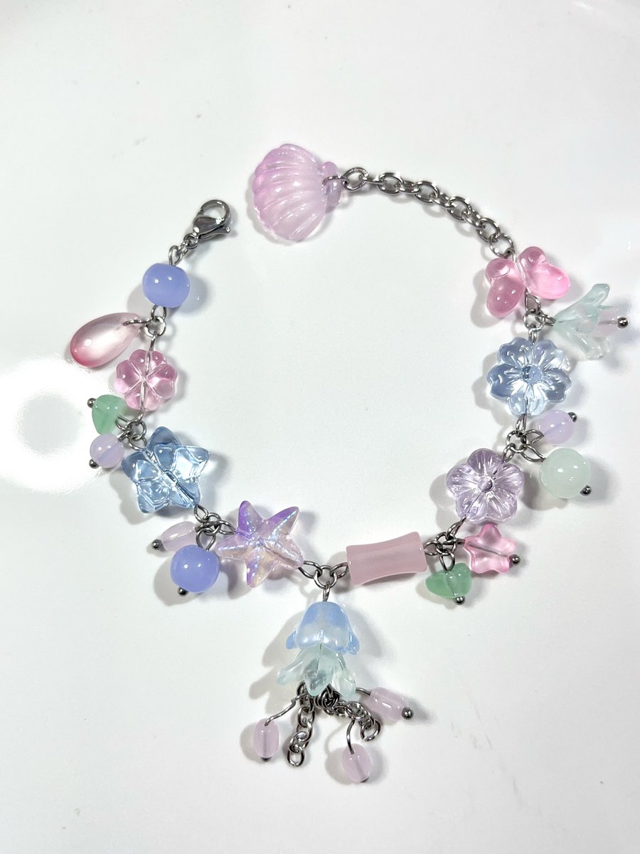 ୨୧ No Na Wav!⋆ ♡̷ .ﾟ

summer vibes 🌊🐚🫧 

perpaduan warna biru, ungu, hijau, dan pink ternyata FRESH banget ga sih?! tema debut No Na ini cocok banget buat dijadikan inspo stainless bracelet🪷