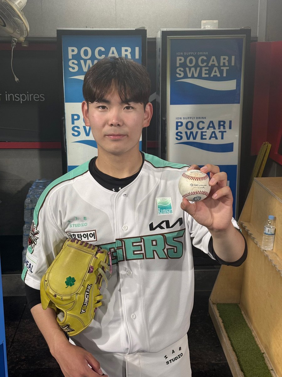Kiatigers's tweet photo. 데뷔이후 15.2이닝 무실점 투구 기록 중인 성영탁
9회초를 마무리한 기록구와 함께📸 https://t.co/Ix8bY0VxD9