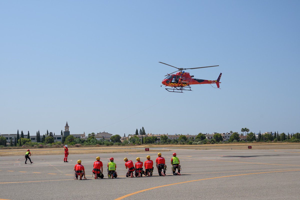 Ja el tenim! 
Vos presentam al nou membre de #BombersdeMallorca. 
🚁 Milana estarà operatiu 365 dies l’any per a rescats, emergències i incendis
Mès ℹ️ info 
bit.ly/44dtOzv
<a href="/ConselldeMca/">Consell de Mallorca</a> <a href="/aena/">Aena</a>