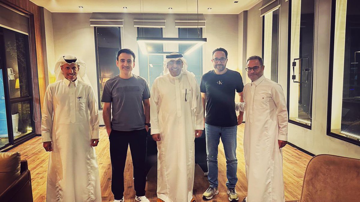أيام جميلة قضيتها مع الأهل والأصدقاء بالدمام خلال إجازة عيد الأضحى، صورة تذكارية مع بعض الأحباب في الشرقية وهم من اليمين : محمد الشيخ ، نزيه الـ نصر ، ابوبدر ، إياد البقشي ، عبدالله الدوسري .