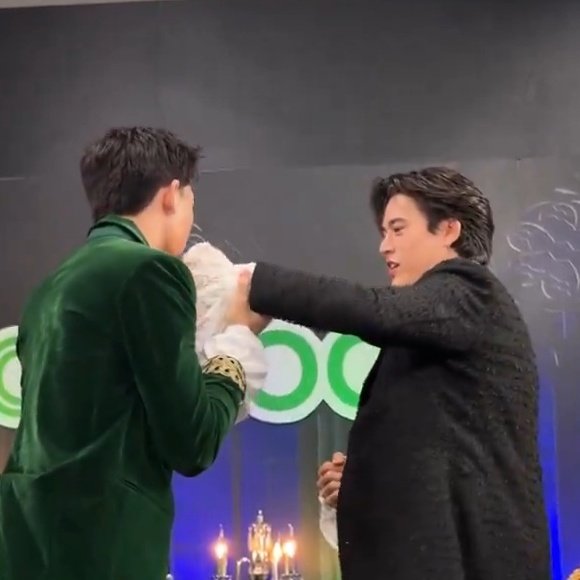 pawe_d's tweet image. น้าเค้าอาศัยจังหวะชุลมุนว่ะ 555555555
JOSSGAWIN WITH GRABFOOD
#GrabFoodHotDealsxJossGawin #JossGawin