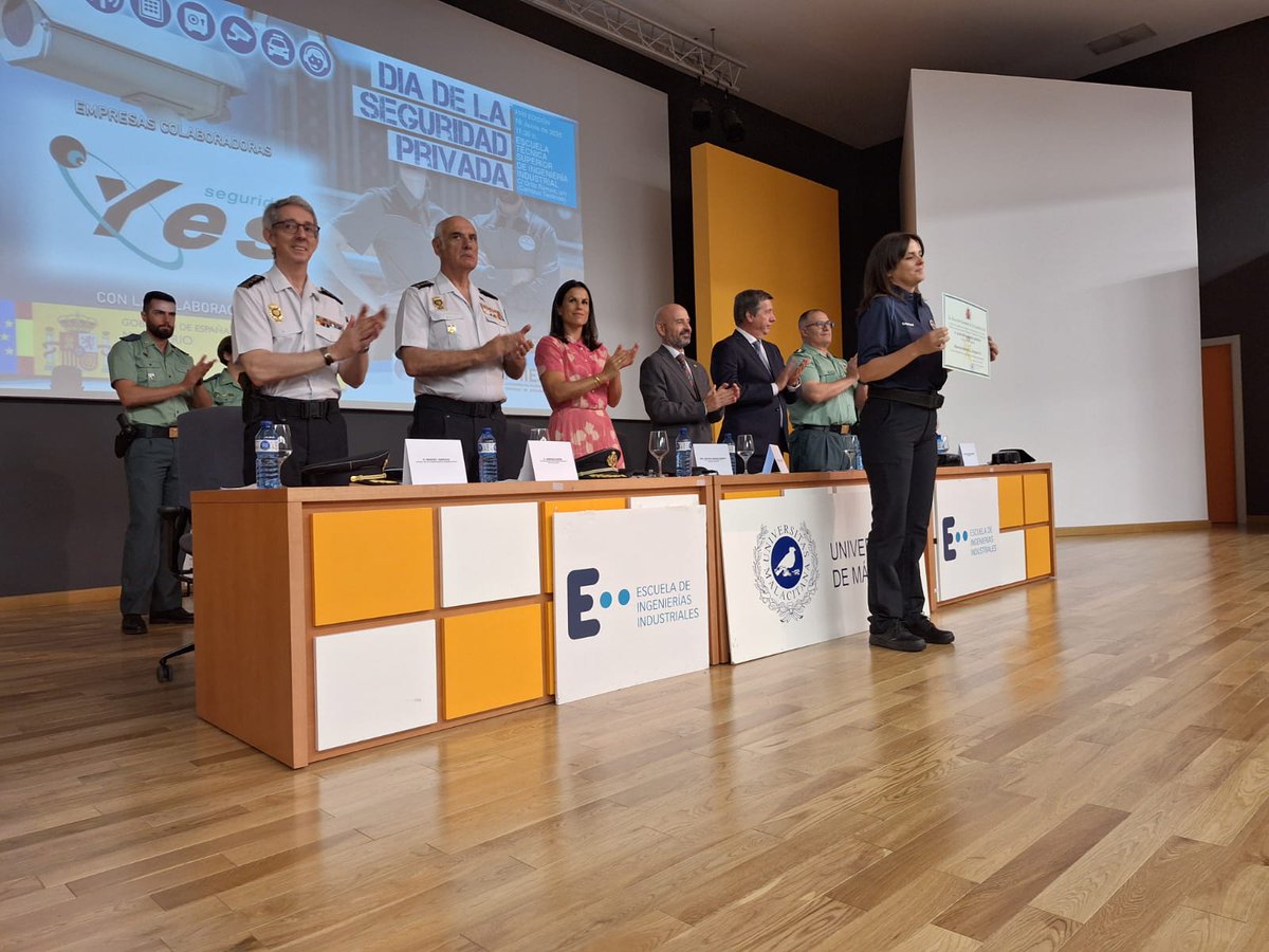GobiernoMalaga's tweet photo. ✅Galardones de las entidades organizadoras:

👉Asociación Profesional Compañías Privadas Servicios de Seguridad #Aproser
👉Asociación Malagueña Empresas Seguridad #AMES
👉Federación Española Seguridad #FES

📌Mención a Juan Luis García, vigilante de #Sanidad en @GobiernoMalaga https://t.co/Gk8wU4s7k7