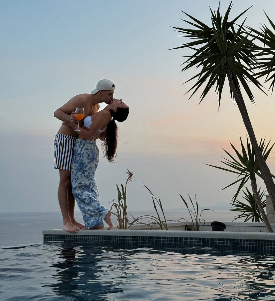 thepolandnews_'s tweet image. Rezi: „Ta kobita będzie lada moment moją żoną... 🥰 Jesteśmy już w Chorwacji, w której zwiążemy się przysięgą małżeńską 💍♥️ To tutaj się w sobie zakochaliśmy i to tutaj robimy kolejny wspólny krok w naszym życiu 😇”