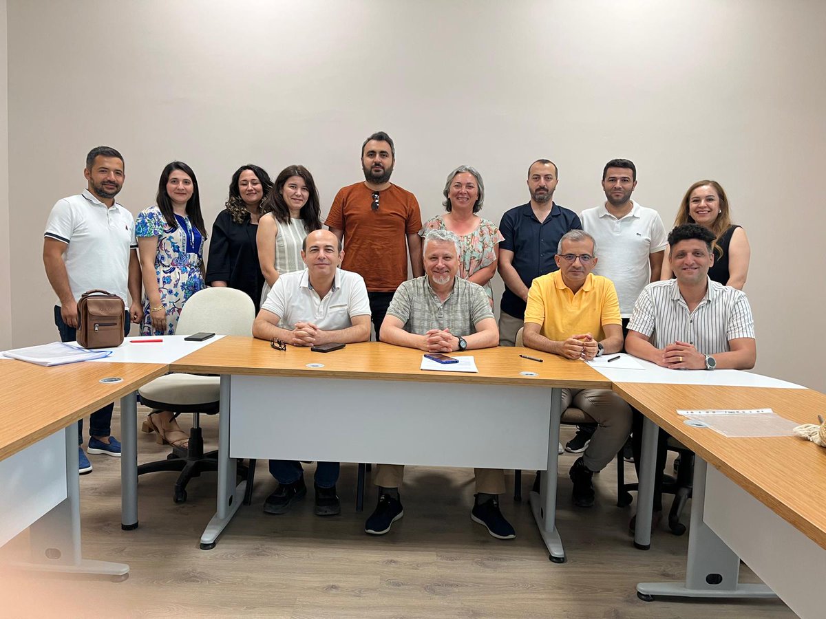 Yönetim Bilişim Sistemleri bölümü tezsiz yüksek lisans öğrencileri bitirme projelerini başarıyla sundular. Tebrik ediyoruz.