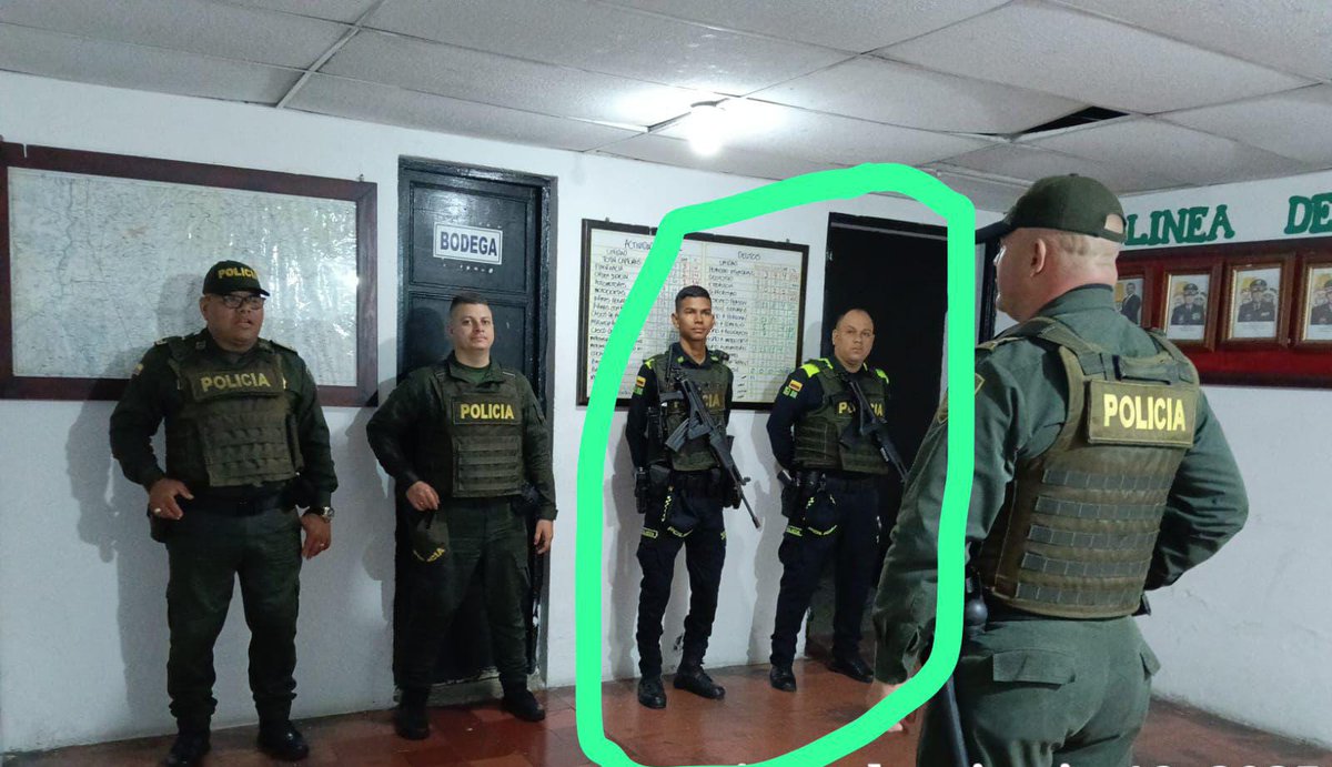 Dos policías fallecieron tras resultar gravemente heridos en un ataque con fusil perpetrado contra la subestación de Policía del municipio de Río de Oro.

Los uniformados, identificados como José Daniel Pedraza González y Henry Ospina Lasso