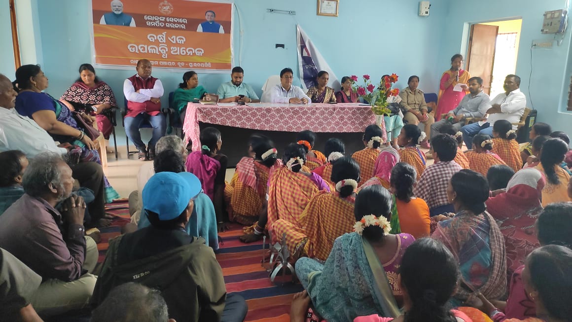 KandhamalG's tweet photo. Bikas Bahan Yatra at Gresingia and Ratingia  GP G.Udayagiri Block.@IPR_Odisha
@CMO_Odisha
@cmo_odisha
 @collector_kandhamal
 @zillaparishadkandhamal
 @sirdpr_odisha1964
 @prdw_odisha
 #BikashBahanYatra #OneYearOfMohanMajhi​ #BarshaEkUpalabdhiAnek #OneYearOfSushasan​ #LokankaSarka https://t.co/8up0O720Wk
