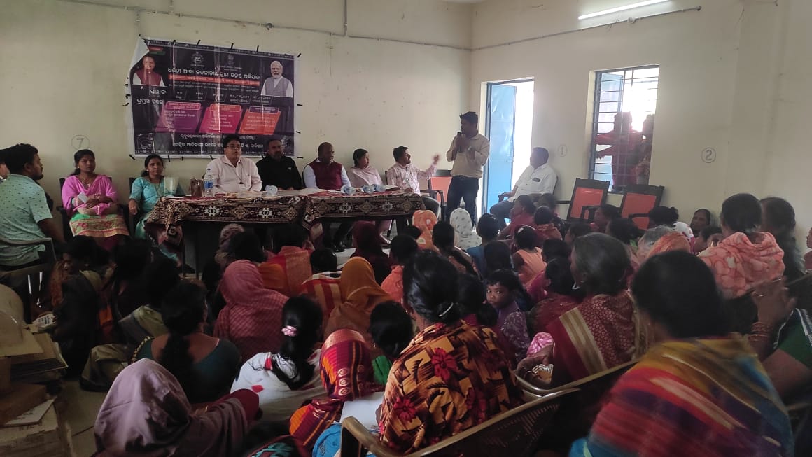 KandhamalG's tweet photo. Bikas Bahan Yatra at Gresingia and Ratingia  GP G.Udayagiri Block.@IPR_Odisha
@CMO_Odisha
@cmo_odisha
 @collector_kandhamal
 @zillaparishadkandhamal
 @sirdpr_odisha1964
 @prdw_odisha
 #BikashBahanYatra #OneYearOfMohanMajhi​ #BarshaEkUpalabdhiAnek #OneYearOfSushasan​ #LokankaSarka https://t.co/8up0O720Wk
