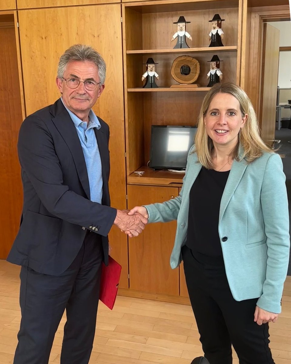 Was braucht es, damit die Bauwende gelingt?
Bundesbauministerin <a href="/verenahubertz/">Verena Hubertz</a> und #BAUINDUSTRIE-Präsident Peter Hübner sprechen über neue Wege im #Wohnungsbau. Die BAUINDUSTRIE ist bereit. Jetzt muss die Politik liefern. #BauTurbo 🏗️