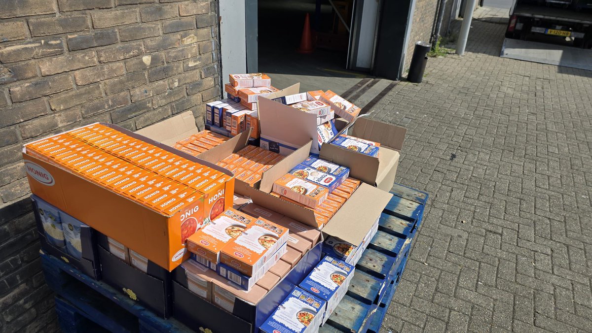 RotterdamAMJO's tweet photo. Wat een inspirerend voorbeeld van #DienenVanDeMensheid! 🙏 Vandaag hebben de jongeren van Majlis Khuddam-ul-Ahmadiyya meer dan 300 producten gedoneerd aan de Voedselbank Rotterdam. Een prachtige daad van liefde en medeleven, #MajlisKhuddamulAhmadiyya 
#LiefdeVoorIedereen https://t.co/1g1WUjNHyc
