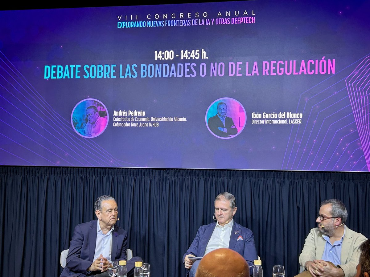 Interesantísima mesa sobre regulación de la #IA en el 8º congreso  <a href="/asociaciondenae/">Asociación DENAE</a> 
<a href="/andres_pedreno/">Andrés Pedreño Muñoz</a>:
“Hace falta una regulación que tiene que ser eficiente y basarse en una estrategia propia”
Iban Gª del Blanco: “La UE no va a parar el reloj. Se van a cumplir los plazos”