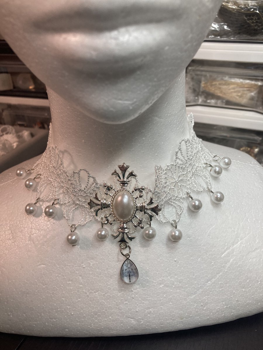 間違えて仕入れたチョーカーも追悼庁仕様にしました☺️
ロゴ部分は小さく比較的にシンプルに仕上げてます。

#天界追悼庁
#天界追悼庁二次創作
#世界観共有企画
#ハンドメイド
#魔法雑貨