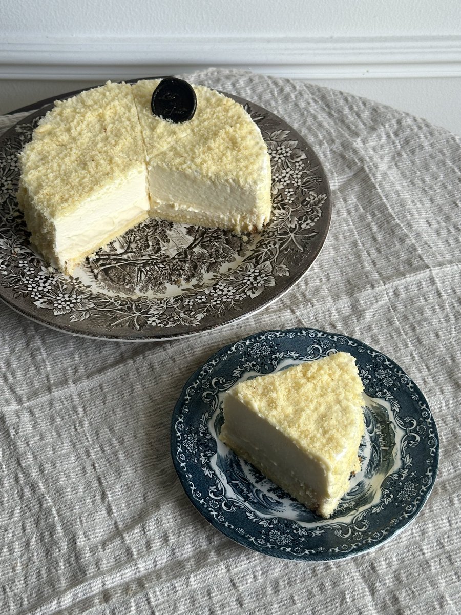 winsorawit's tweet photo. Double fromage cheesecake 🧀
อร่อยมากกก เวลาทำออเด้อให้ลค. ต้องทำเผื่อที่บ้าน1ปอนด์ ทุกคนชอบหมด คือมันเปรี้ยวอ่อนๆ หอมครีมชีส ชั้นมาสคาโปนมูสคืออออ ละมุน นัว จาบ้าอร่อยแบบทุบโต๊ะ😭 https://t.co/g0HqsiwYAw