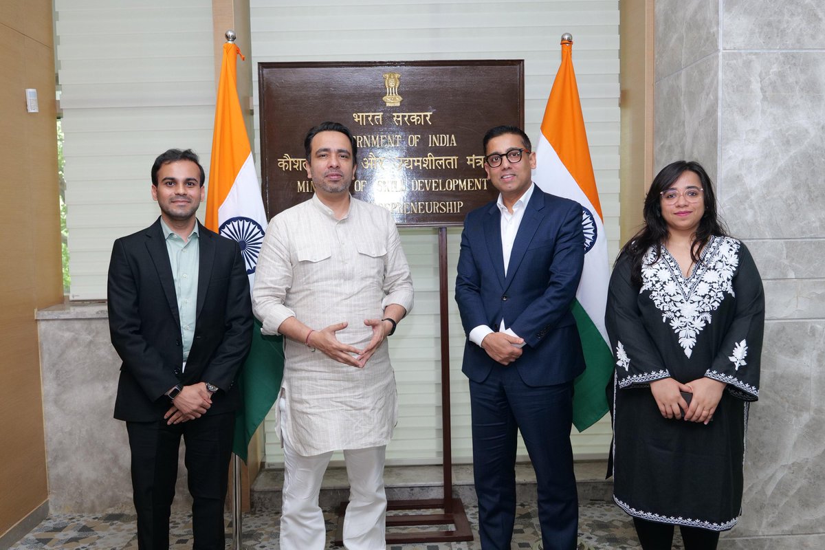 Office_ChJayant's tweet photo. आज TagHive (सैमसंग की CSR इकाई) की टीम ने माननीय श्री @jayantrld जी से मुलाक़ात किया।
नई पीढ़ी के लिए गुणवत्तापूर्ण और सुलभ शिक्षा सुनिश्चित कराने तथा युवाओं के कौशल संवर्धन की दिशा में सार्थक संवाद हुआ।
#TagHive
#SamsungCSR https://t.co/VBbYps78wB