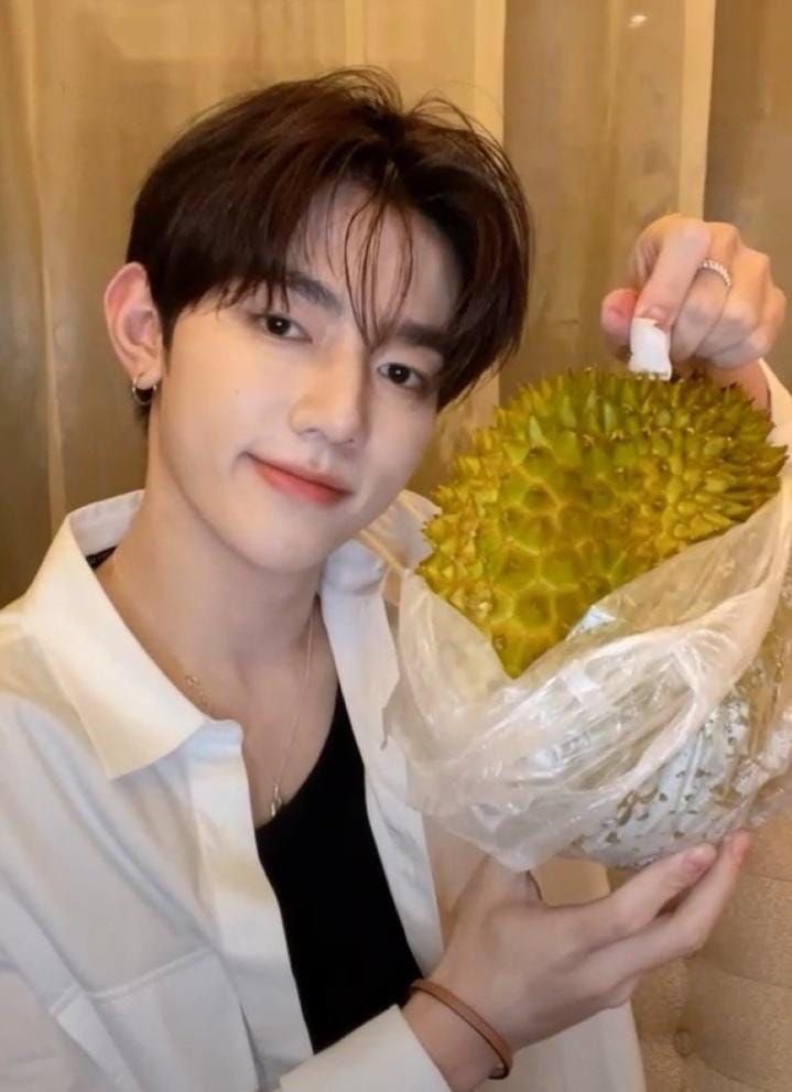 South Korea's fresh durian imports surged by 492% from March to April 2025, increasing in value from $193,000 to $1.14 million. This significant rise coincides with #ZHANGHAO's durian promotions across major Korean broadcasters like KBS, SBS, MBC, and Fave's Fave.