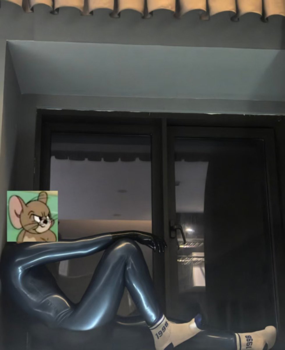 也是体验了一把穿胶看演唱会
（虽然在窗户看的）但那咋了 😎
#rubber #乳胶