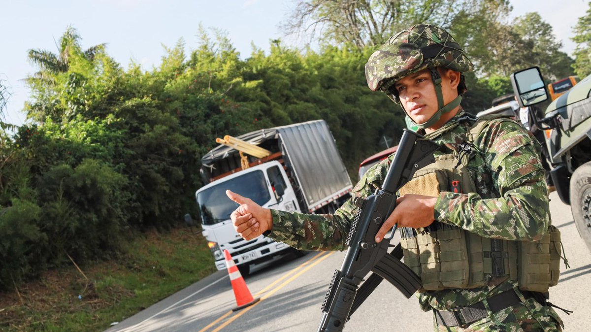 Sexta División del Ejército Nacional (@ejercito_div6) on Twitter photo Nosotros estamos comprometidos, con la seguridad en las carreteras, y ustedes, con la prudencia al conducir. Durante este puente festivo, todos con el pulgar arriba 👍🚗 🇨🇴.
#ViajeSeguro, su <a href="/COL_EJERCITO/">Ejército Nacional de Colombia</a> está en la vía Nosotros estamos comprometidos, con la seguridad en las carreteras, y ustedes, con la prudencia al conducir. Durante este puente festivo, todos con el pulgar arriba 👍🚗 🇨🇴.
#ViajeSeguro, su <a href="/COL_EJERCITO/">Ejército Nacional de Colombia</a> está en la vía
