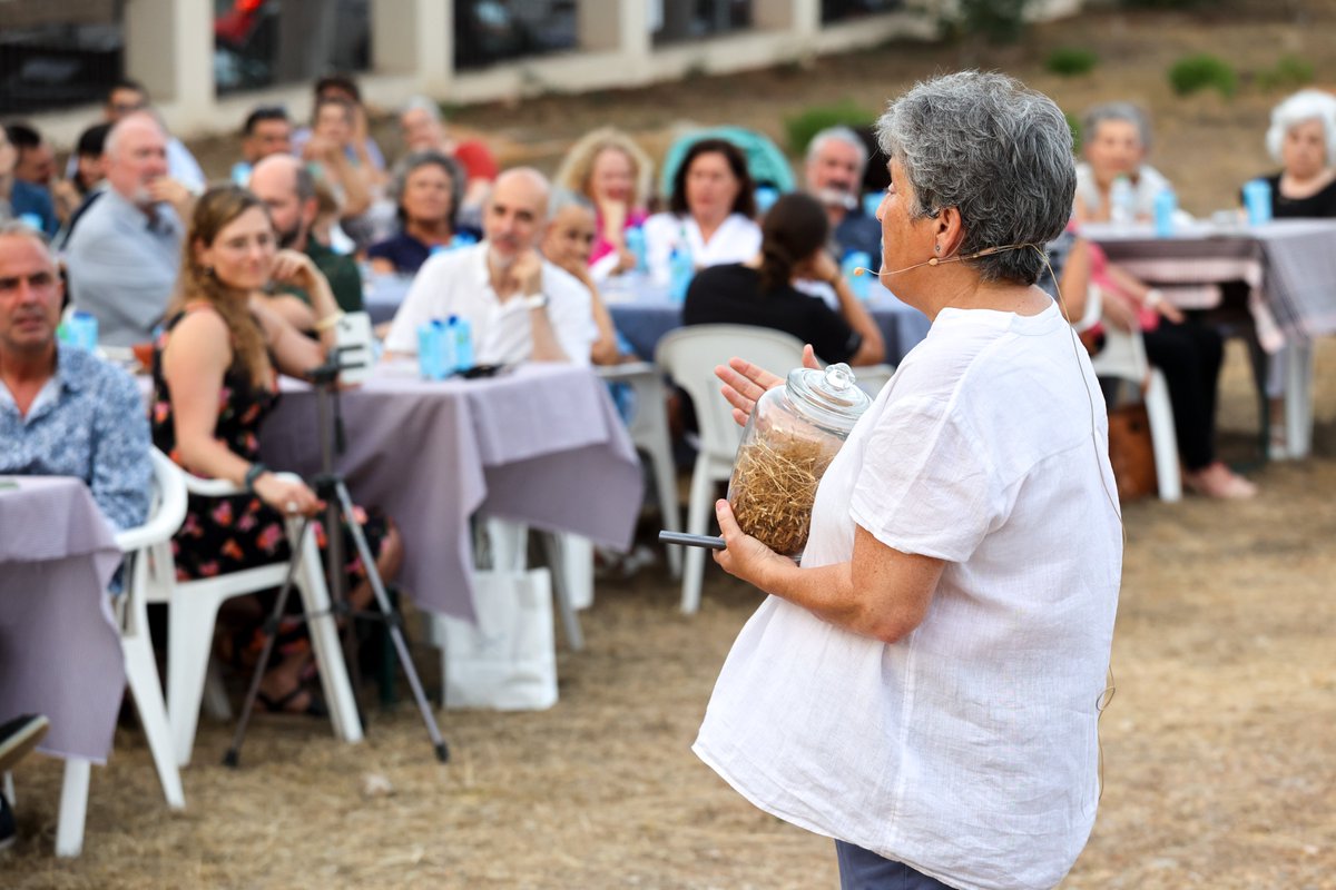 🥖🍇🫒 #tríadamediterrània en la necrópolis del Puig des Molins con el lujo de poder escuchar la charla que nos ofreció 𝐋𝐞𝐨𝐧𝐨𝐫 𝐏𝐞𝐧̃𝐚 𝐂𝐡𝐨𝐜𝐚𝐫𝐫𝐨 (@arqbio_csic).  #viuelmaef #viuelteupatrimoni #pa #oli #vi
